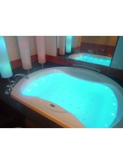 グランドカリビアンリゾートホテル(所沢市/ラブホテル)の写真『210号室お風呂（フラッシュなしジャグジー）』by スラリン