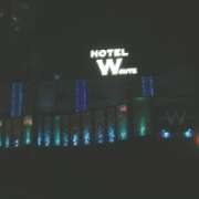 W-CUTE（ダブリューキュート）(横浜市保土ケ谷区/ラブホテル)の写真『夜の外観』by もんが～
