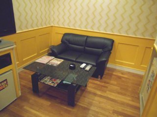ホテル リヴィエラ相模原(相模原市/ラブホテル)の写真『310号室、テーブルとソファー』by もんが～