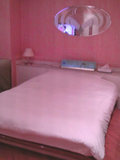HOTEL DINO 相模原(ディーノ)(相模原市/ラブホテル)の写真『315号室、ベッド』by もんが～