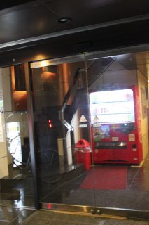 ヒルズホテル五反田(品川区/ラブホテル)の写真『夜の入口（近景）』by スラリン