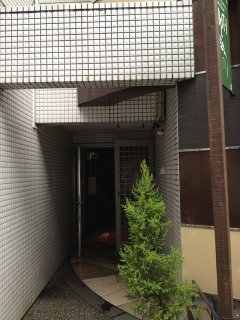 閉店？したホテル(ID:33949)(渋谷区/ラブホテル)の写真『ひっそりとある入口』by ポール・マホガニー