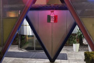 HOTEL R-25(渋谷区/ラブホテル)の写真『夜の入口（近景）』by スラリン