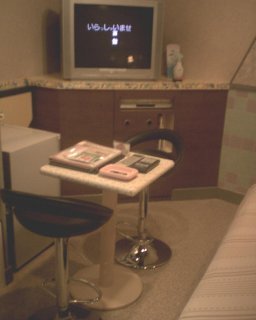 マリオネットアイネ(八王子市/ラブホテル)の写真『304号室、テーブルと椅子』by もんが～