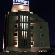 HOTEL Prestige（プレステージ）(全国/ラブホテル)の写真『昼の外観 （南西から）』by ホテルレポったー