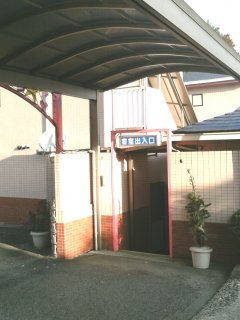 ホテル ザ・スパーク(八王子市/ラブホテル)の写真『駐車場から客室への出入口』by もんが～