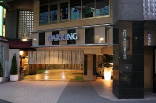 GRAND CHARIOT(グランシャリオ)(新宿区/ラブホテル)の写真『駐車場入口』by スラリン