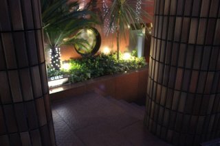 HOTEL Perrier(ペリエ)(新宿区/ラブホテル)の写真『夜の入口（近景）』by スラリン