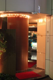 ホテル エレガンス(大田区/ラブホテル)の写真『夜の入口１（近景）』by スラリン