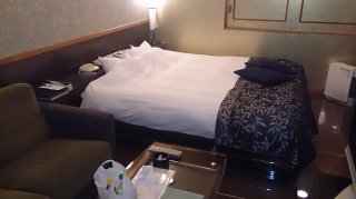 HOTEL 1H2O 横田Base(瑞穂町/ラブホテル)の写真『ベッド』by おむすび