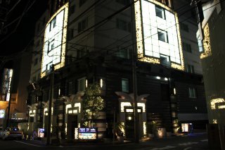 ホテル PASHA(パシャ)(新宿区/ラブホテル)の写真『夜の外観２』by スラリン