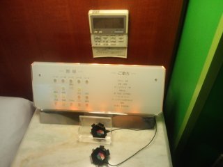 カラフルＰ＆Ａ新宿(新宿区/ラブホテル)の写真『605ベッドサイドコントローラー携帯充電2ありました。』by まさおじさん