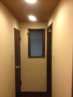 HOTEL北欧～HOKUO～(横浜市西区/ラブホテル)の写真『201号室 部屋を出たところ、この手前の左側（映っていない場所に浴室）。写っている左側のドアの向こうはトイレ。右側は入り口』by 瓢箪から狛犬