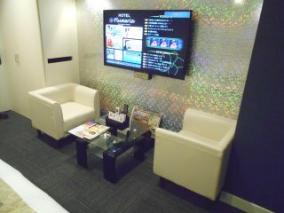 ホテル プルメリア青梅(青梅市/ラブホテル)の写真『301号室、テーブルとソファーとテレビ』by もんが～