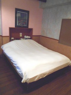 マリオネットアイネ(八王子市/ラブホテル)の写真『312号室、ベッド』by もんが～