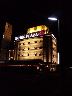 ホテル プラザK(横浜市港北区/ラブホテル)の写真『夜の外観(斜めより)』by 郷ひろし（運営スタッフ）