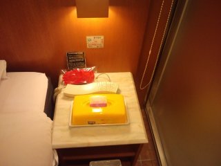 カラフルＰ＆Ａ新宿(新宿区/ラブホテル)の写真『405のベッドサイドティッシュと内線』by まさおじさん