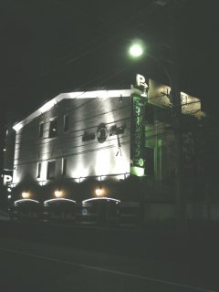 ライオンズロック(練馬区/ラブホテル)の写真『夜の外観』by もんが～