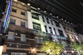 ラモード新宿(新宿区/ラブホテル)の写真『夜の外観３』by スラリン