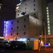 ウォーターホテルK(札幌市中央区/ラブホテル)の写真『夜の外観３』by スラリン