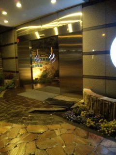 アクアオアシス(杉並区/ラブホテル)の写真『夜のホテル入口』by 郷ひろし（運営スタッフ）