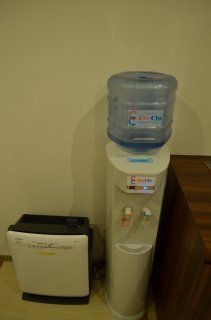 エーゲ海(鹿沼市/ラブホテル)の写真『２２６号室加湿器と飲料水（お湯も出ます）』by なっくん