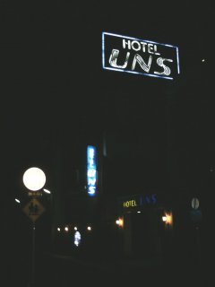 ホテルUNS(ユーエヌエス)(戸田市/ラブホテル)の写真『夜の外観』by もんが～