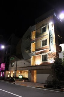 HOTEL ALAND目黒（アランド）(品川区/ラブホテル)の写真『夜の外観１』by スラリン