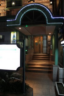 エンペラータワー石庭(新宿区/ラブホテル)の写真『夜の入口付近』by スラリン
