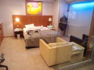 カラフルＰ＆Ａ新宿(新宿区/ラブホテル)の写真『701の入口からのベッド』by まさおじさん