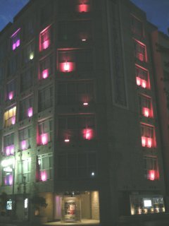 カラフルＰ＆Ａ新宿(新宿区/ラブホテル)の写真『夜の外観2、ホテル名の通りに夜は外観がカラフルに変化します。』by もんが～