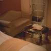 PLAZA K(プラザＫ)(八王子市/ラブホテル)の写真『302号室、テーブルとソファー』by もんが～