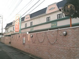 ホテルPASEO（パセオ）(新座市/ラブホテル)の写真『昼の外観』by もんが～