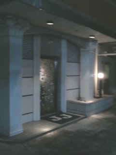 HOTEL J.J相模原(相模原市/ラブホテル)の写真『夜の入り口（駐車場側）』by もんが～