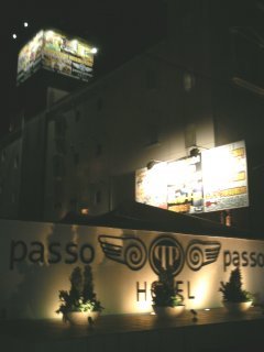 Hotel passo passo（パッソパッソ）岩槻店(さいたま市岩槻区/ラブホテル)の写真『夜の外観』by もんが～