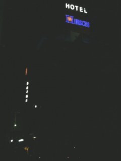 ハイビスカス戸田(戸田市/ラブホテル)の写真『夜の外観（脇道側）』by もんが～