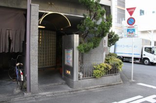 ホテルいいじま(新宿区/ラブホテル)の写真『早朝の入口』by スラリン