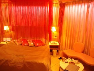 カラフルＰ＆Ａ新宿(新宿区/ラブホテル)の写真『202のベッドとソファー』by まさおじさん