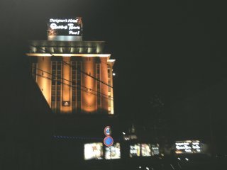 ホテル クイーンズタウンpart1(厚木市/ラブホテル)の写真『夜の外観（遠景）』by もんが～