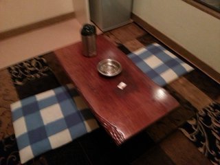 HOTEL BON（ボン）(新宿区/ラブホテル)の写真『203号室テーブル』by 春風拳