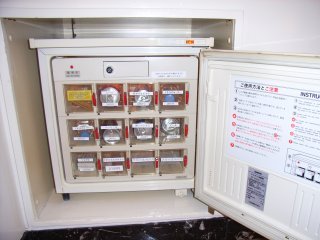 ラモード新宿(新宿区/ラブホテル)の写真『システム冷蔵庫 （会員カードもこの中）』by ホテルレポったー