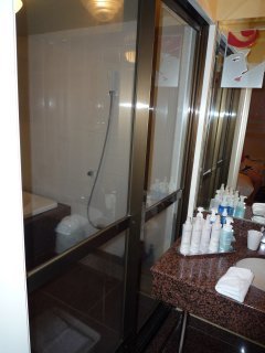 PLAZA K(プラザＫ)(八王子市/ラブホテル)の写真『205号室浴槽扉（改装前の様子が分かります）』by スラリン