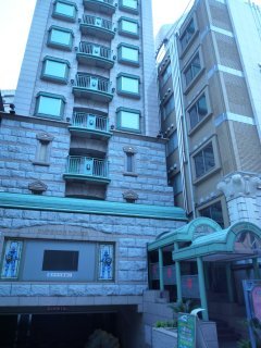 エンペラータワー石庭(新宿区/ラブホテル)の写真『昼の外観』by スラリン