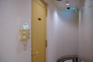 HOTEL STATION 迎賓館(台東区/ラブホテル)の写真『501号室 部屋のドア』by マーケンワン