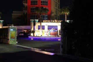 リゾートタワーホテル ラ・フェスタ(瑞穂町/ラブホテル)の写真『夜の入口』by スラリン