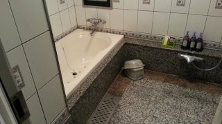 W-ARAMIS（アラミス）(新宿区/ラブホテル)の写真『202号室浴室。写真には写っていないが、マットあり。』by 春風拳