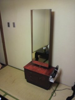 閉店？したホテル(ID:9473)(品川区/ラブホテル)の写真『貞子が使いそうな鏡が。和室って不気味ですね。』by エロっけんJr
