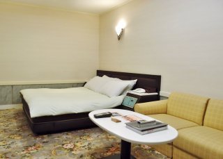 ホテル サラサ(横浜市西区/ラブホテル)の写真『311号室 ベッド＆ソファー』by Waco