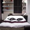 HOTEL Kocona（ココナ）(豊島区/ラブホテル)の写真『401号室 ベッドと棚の置物』by マーケンワン