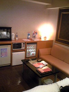 Re･stay（レステイ）府中(府中市/ラブホテル)の写真『207号室のベッドサイドのソファーなど』by みゃちょう